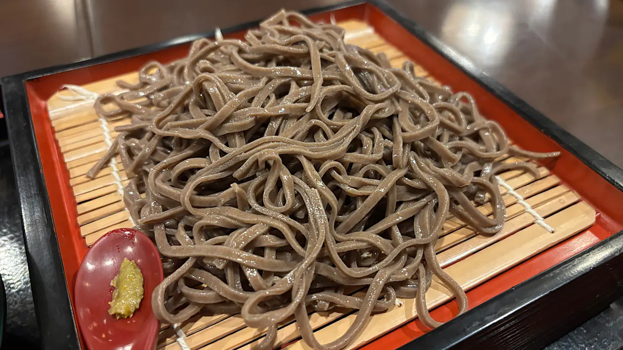 香り高く味もいい 野趣あふれる黒い田舎そばが人気【麺房みなみ】富山・大門の老舗そば店 ボリューミーなかつ丼セットも
