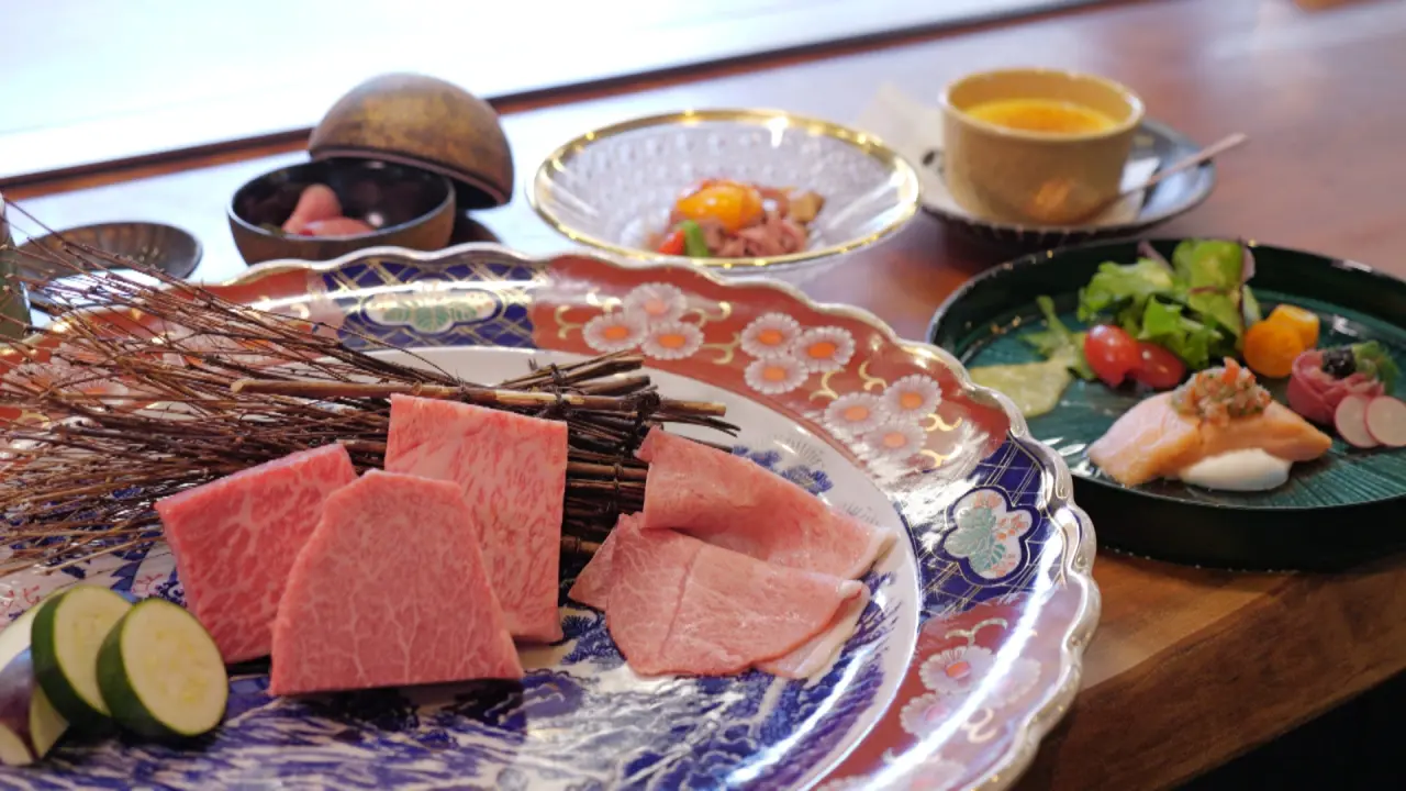 絶品！氷見牛を極上空間で味わい尽くす【GYU-YA VILLA】3種のステーキや炙り握り、しゃぶしゃぶも
