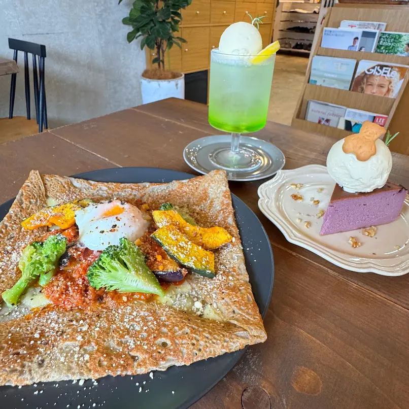 もちもちガレットや紫芋のチーズケーキがおすすめ！【BLUE COMME COFFEE】セレクトショップ併設の洗練された隠れ家カフェ