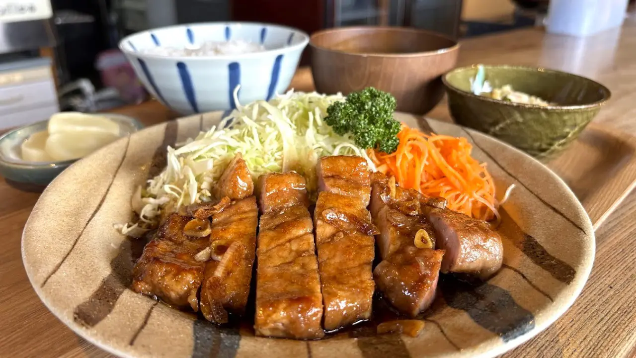 ジューシーなトンテキ定食！ ごはん無料おかわりで“ガッツリおかず”を