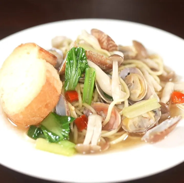 ラーメンとパスタのいいとこどり!? 食べてみないとわからない新感覚「パスタ風混ぜそば」とは【山海野】店主のユーモアとセンスが光る無国籍料理店