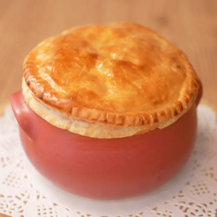 パイをくずす瞬間に感激！ 南砺・井波 キッシュ専門店で味わう冬限定のチキンクリームポットパイ【Rinorino+】