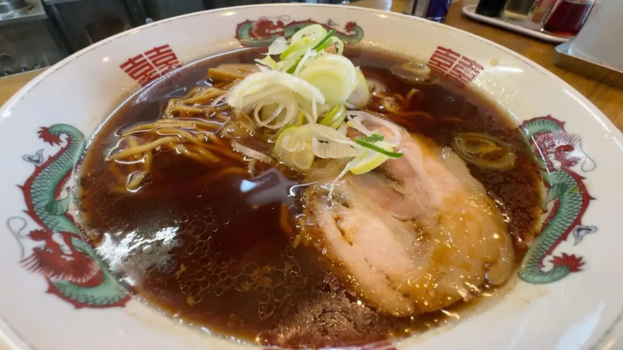 どっち派？ 長年愛される醤油らーめんと1杯で2度おいしい煮干しそば【吉兆佐】究極の2択に迷っちゃう高岡戸出のラーメン店