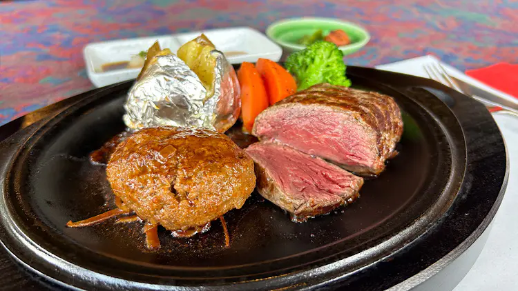 おわらの調べ響く 八尾ののどかな田園で本格ステーキ【ステーキ胡弓】牛100％の自家製ハンバーグとセットのランチも