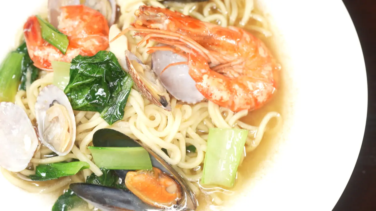 ラーメンとパスタのいいとこどり!? 食べてみないとわからない新感覚「パスタ風混ぜそば」とは【山海野】店主のユーモアとセンスが光る無国籍料理店