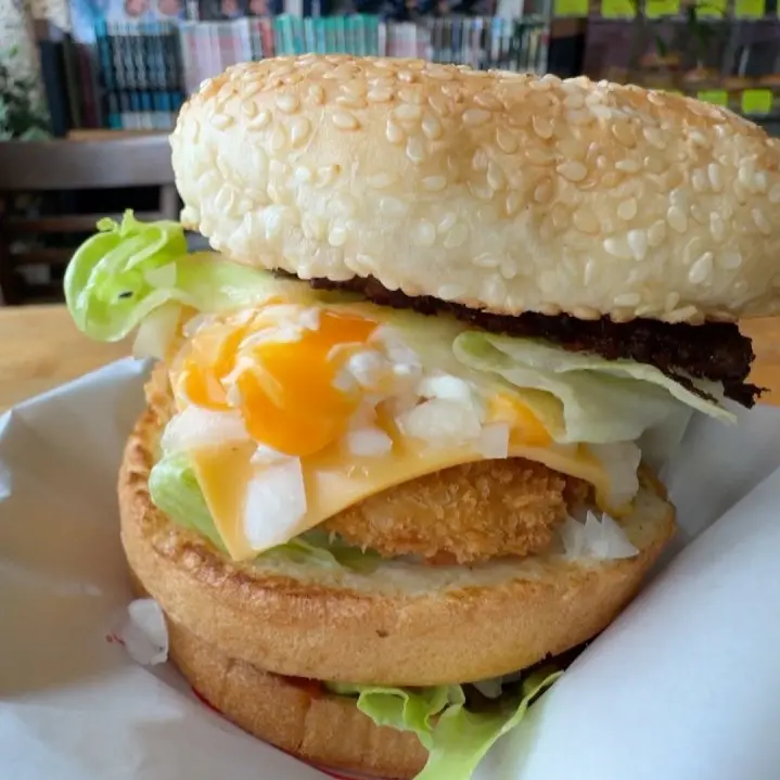 手作りの牛肉パティ、コロッケ、フィッシュフライ【ハンバーガーとコンビニの店・うずや】滑川で長年愛される地域密着バーガーショップ