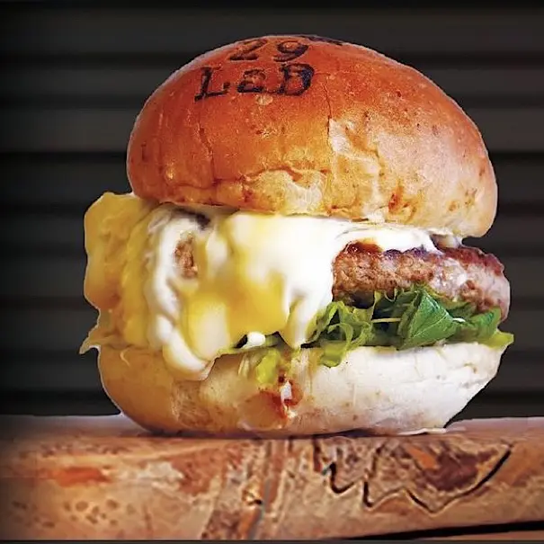 肉汁滴るハンバーガーに牛100％ハンバーグも【29LaB BURGER+Cafe
