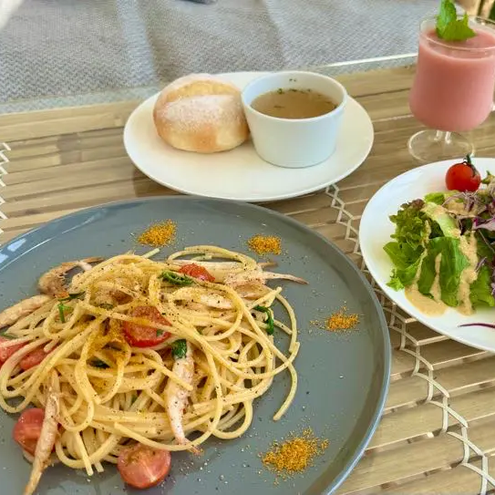  潮風感じる海辺のカフェ【BLUE.】まるでリゾートな非日常空間で、時間を忘れるひとときを