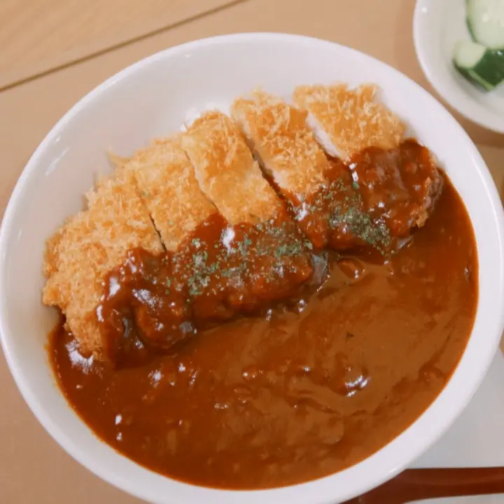 850円でお腹いっぱい！ 大きな唐揚げにデミカツ丼も【Family Kitchen Kamome】道の駅KOKOくろべで地物野菜たっぷりの高コスパランチ