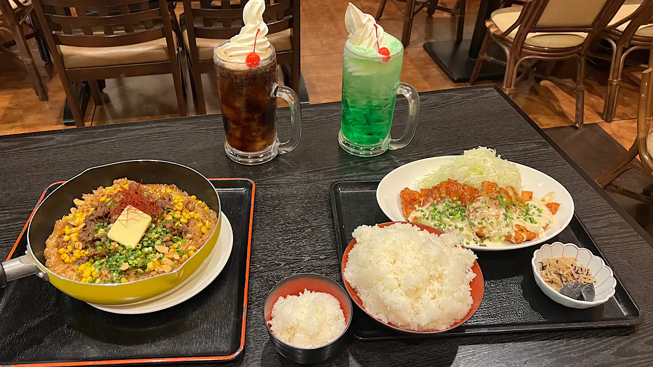 フライパン入りガーリックライス!? メガジョッキのクリームソーダ