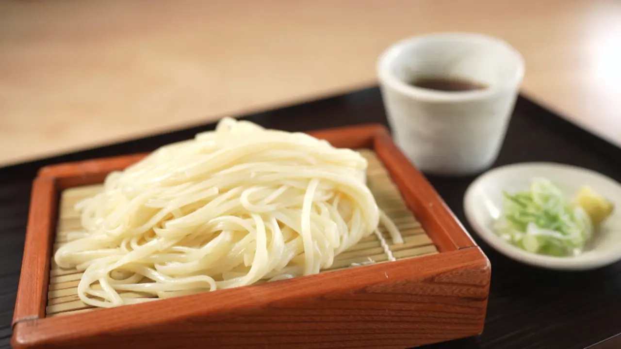 あっつい日にはつるつるの氷見うどん！【うどん茶屋 海津屋】7割が注文する隠れ名物は「うどん×コロッケ」！？