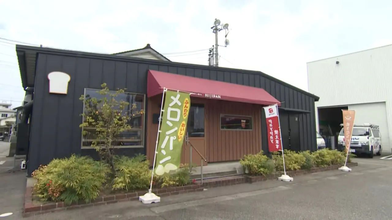 Pan店 手のひらサイズのメロンパンに真っ黒なカレーパンなど常時50～60種の